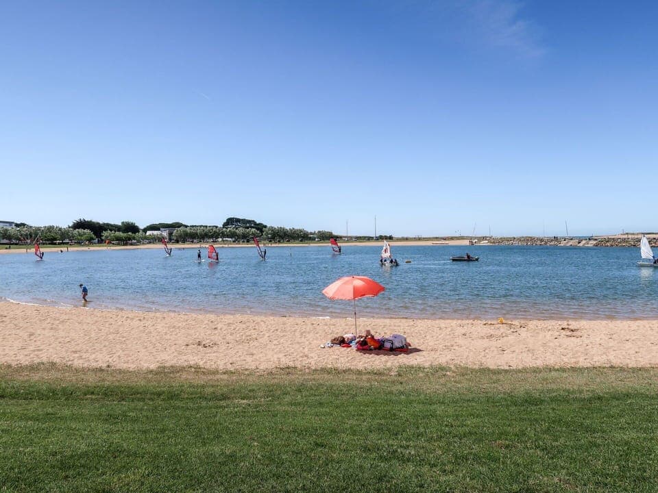 Table, Property, Cabinetry, Building, Dishware, Wood, Countertop, Interior Design, Tableware, Kitchen Appliance