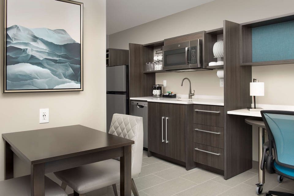 Full-size fridge, microwave, stovetop, dishwasher