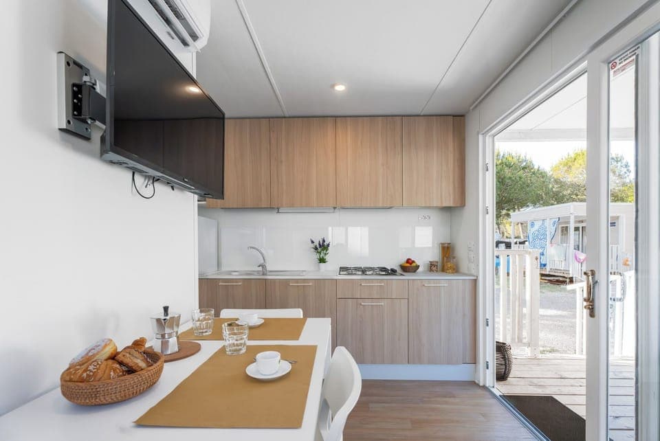 Lodge Superior | Private kitchen | Fridge, stovetop, coffee grinder, cookware/dishes/utensils