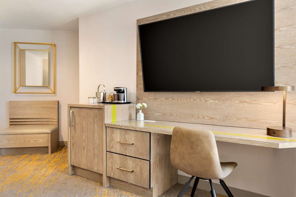 Room, 1 King Bed, Accessible (Hearing) | Minibar