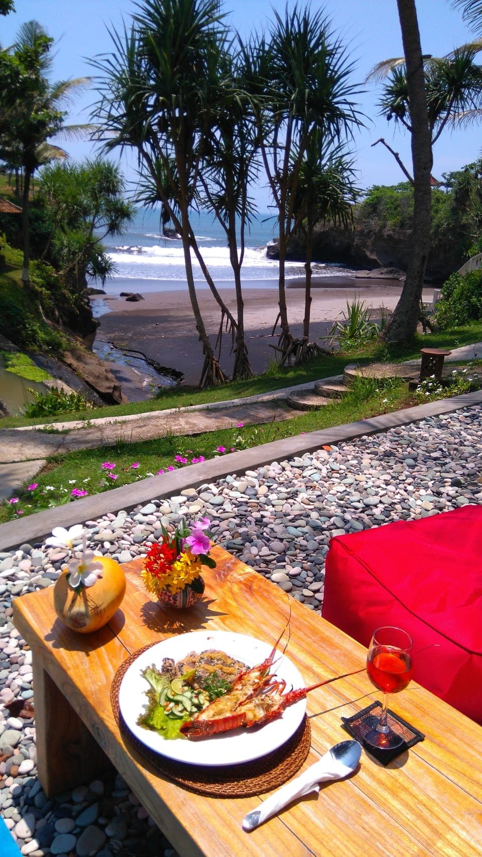 Breakfast, lunch, dinner served; international cuisine, garden views 