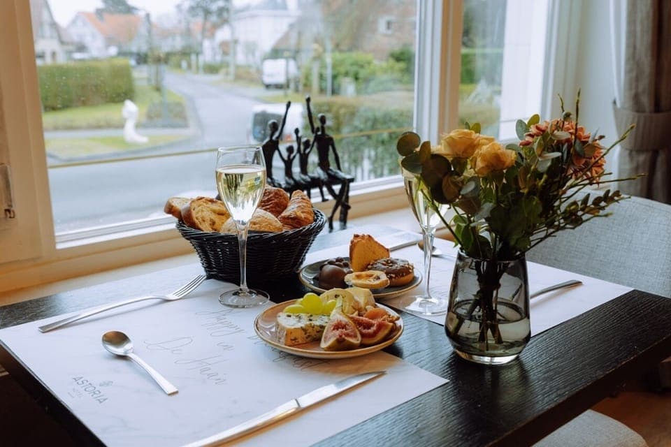 Daily continental breakfast (EUR 29 per person)