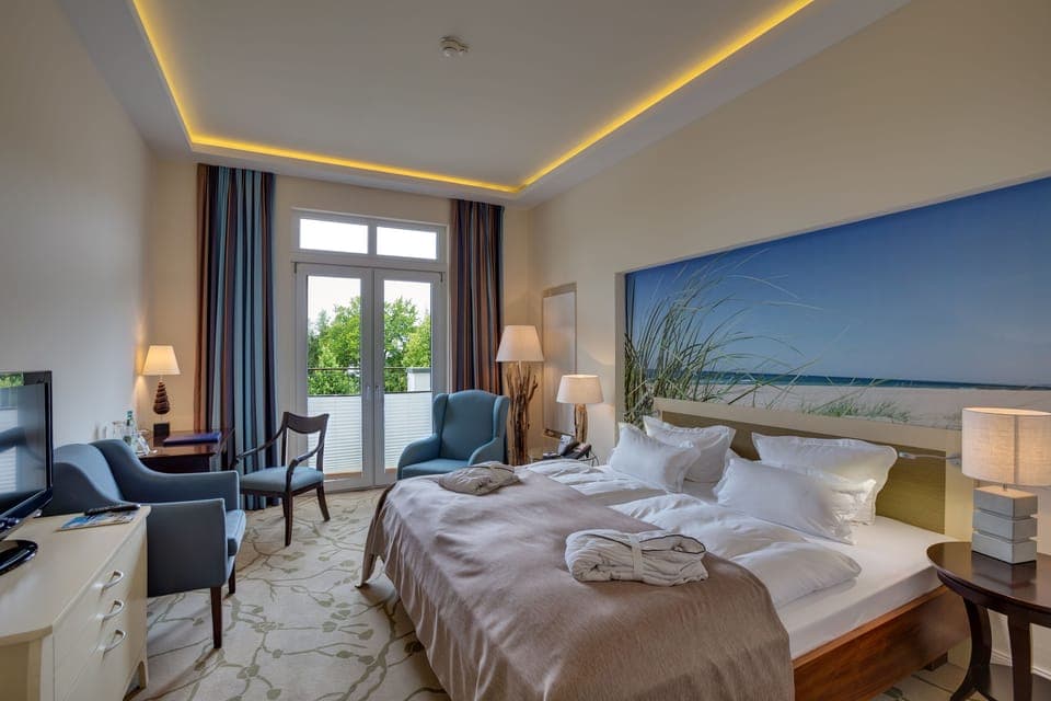 Hypo-allergenic bedding, in-room safe, blackout drapes, free WiFi