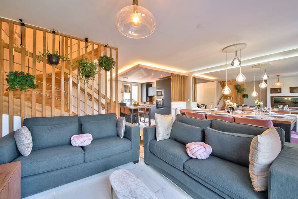 Enjoy a brand new house decorated by a professional designer for 10 people ...