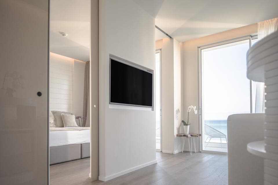 Deluxe Suite, Multiple Beds, Sea View (Oriente) | Premium bedding, free minibar items, in-room safe, blackout drapes