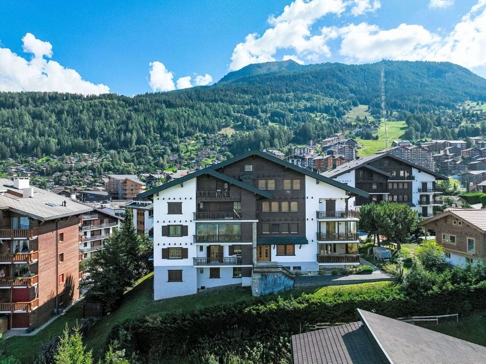 Cloud, Sky, Building, Daytime, Property, Plant, Nature, Azure, Mountain, Window