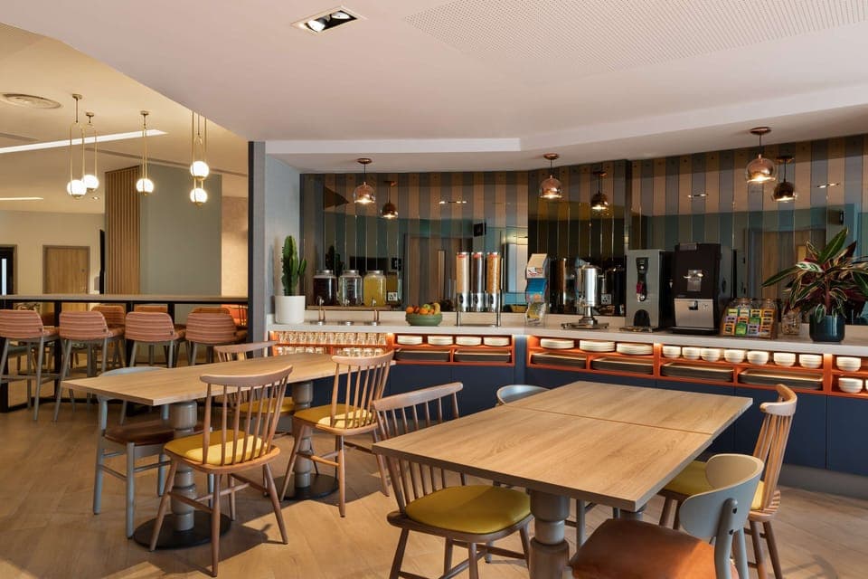 Free buffet breakfast on weekdays