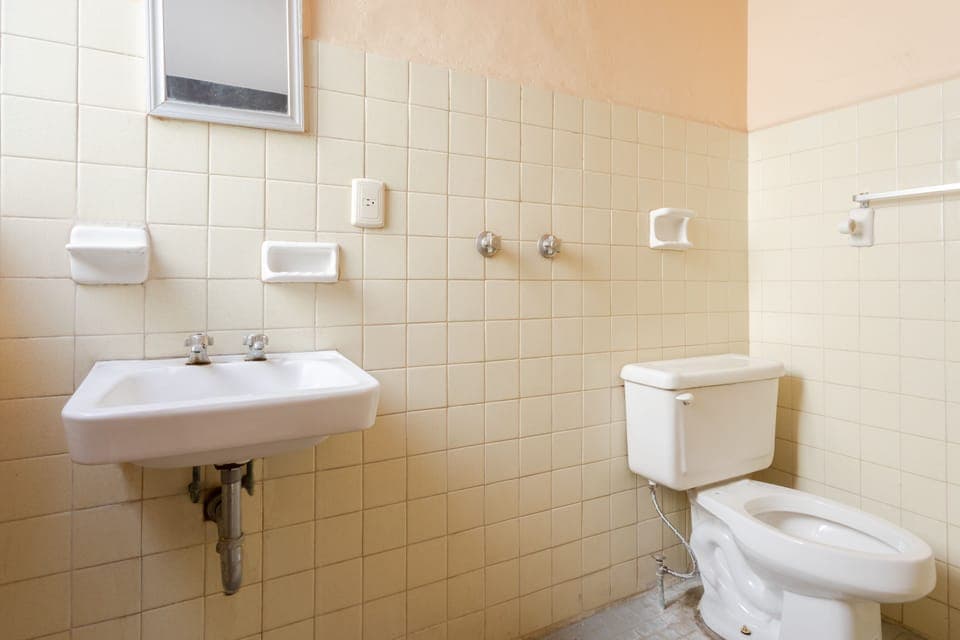 Family Room | Bathroom | Shower, free toiletries, towels, shampoo