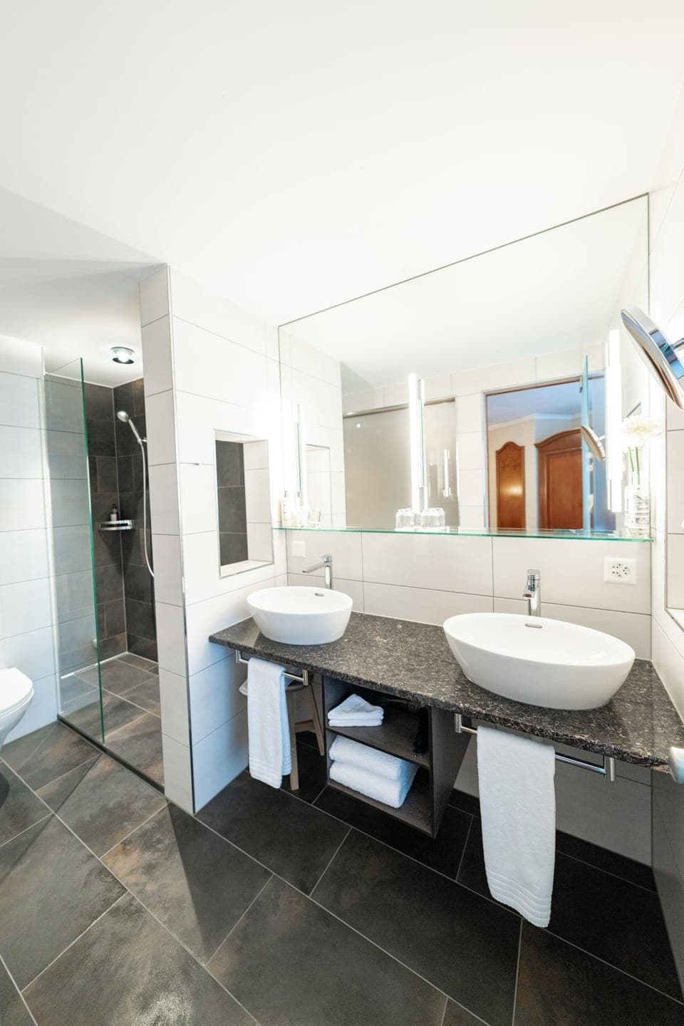 Superior Double Room | Bathroom | Free toiletries, hair dryer, towels