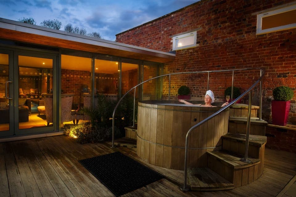 Outdoor spa tub