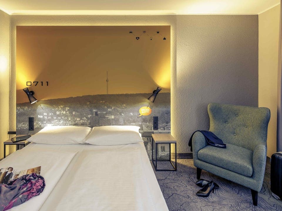 Hypo-allergenic bedding, in-room safe, desk, blackout drapes