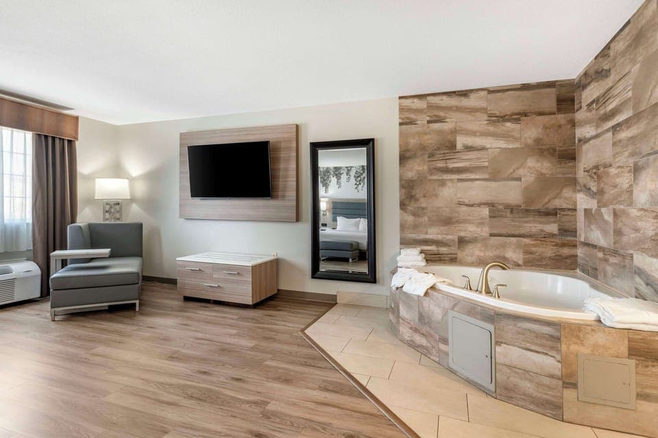 Suite, 1 King Bed, Non Smoking, Jetted Tub (Oversized Room) | Room amenity