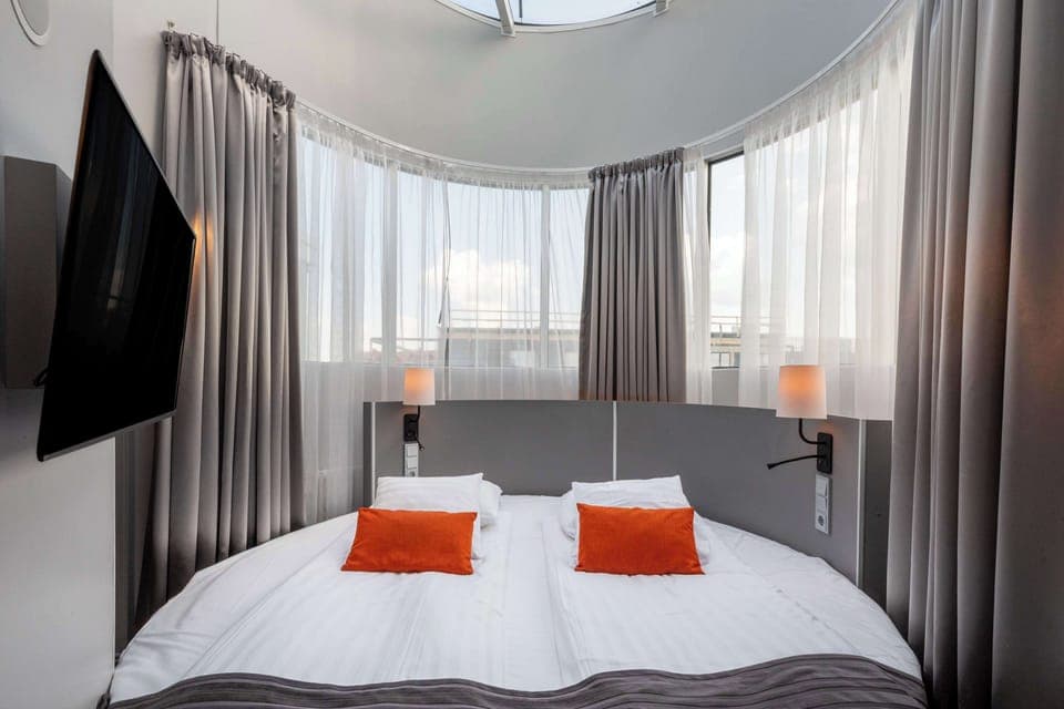 Suite (Master) | Minibar, desk, blackout drapes, soundproofing