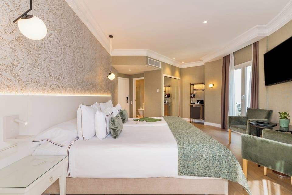 Grand Room (Premium Plaza Views) | Down comforters, minibar, in-room safe, desk