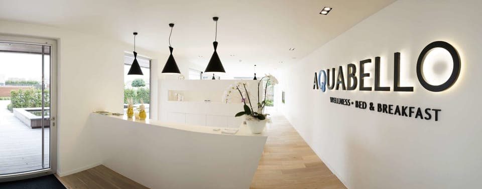 Check-in/check-out kiosk