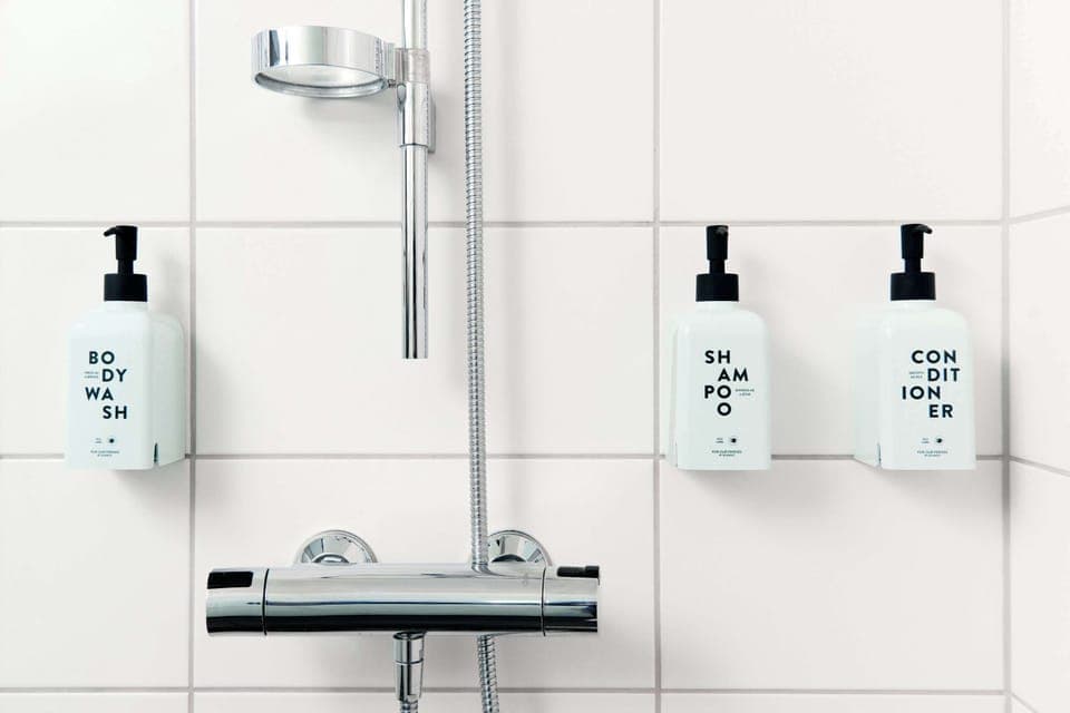 Shower, free toiletries, towels