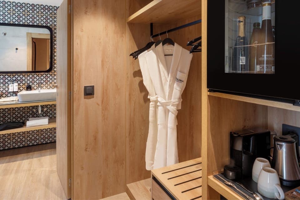 Minibar, in-room safe, desk, free WiFi