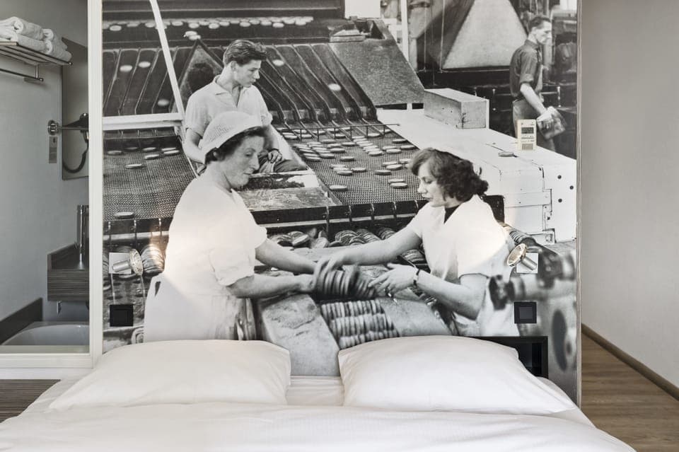 Down comforters, in-room safe, desk, blackout drapes