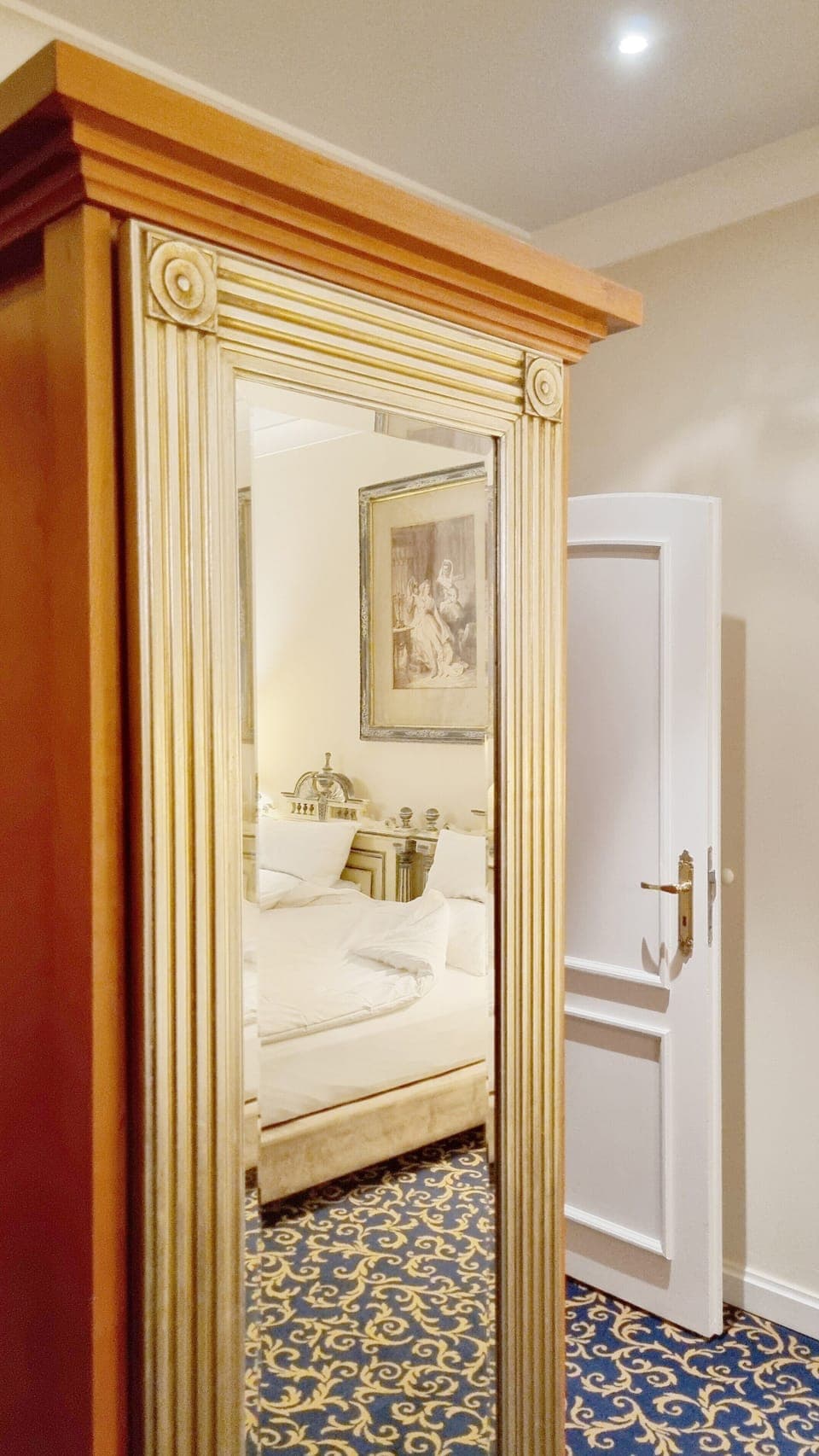 Deluxe Double or Twin Room | Hypo-allergenic bedding, down comforters, pillowtop beds, minibar