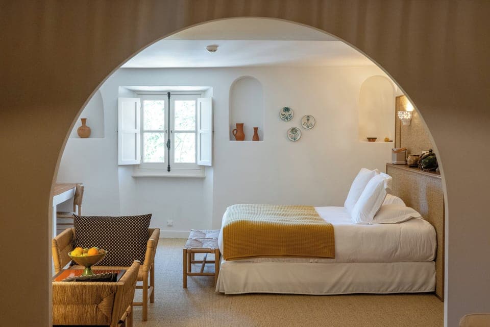 Premium bedding, minibar, iron/ironing board, free WiFi