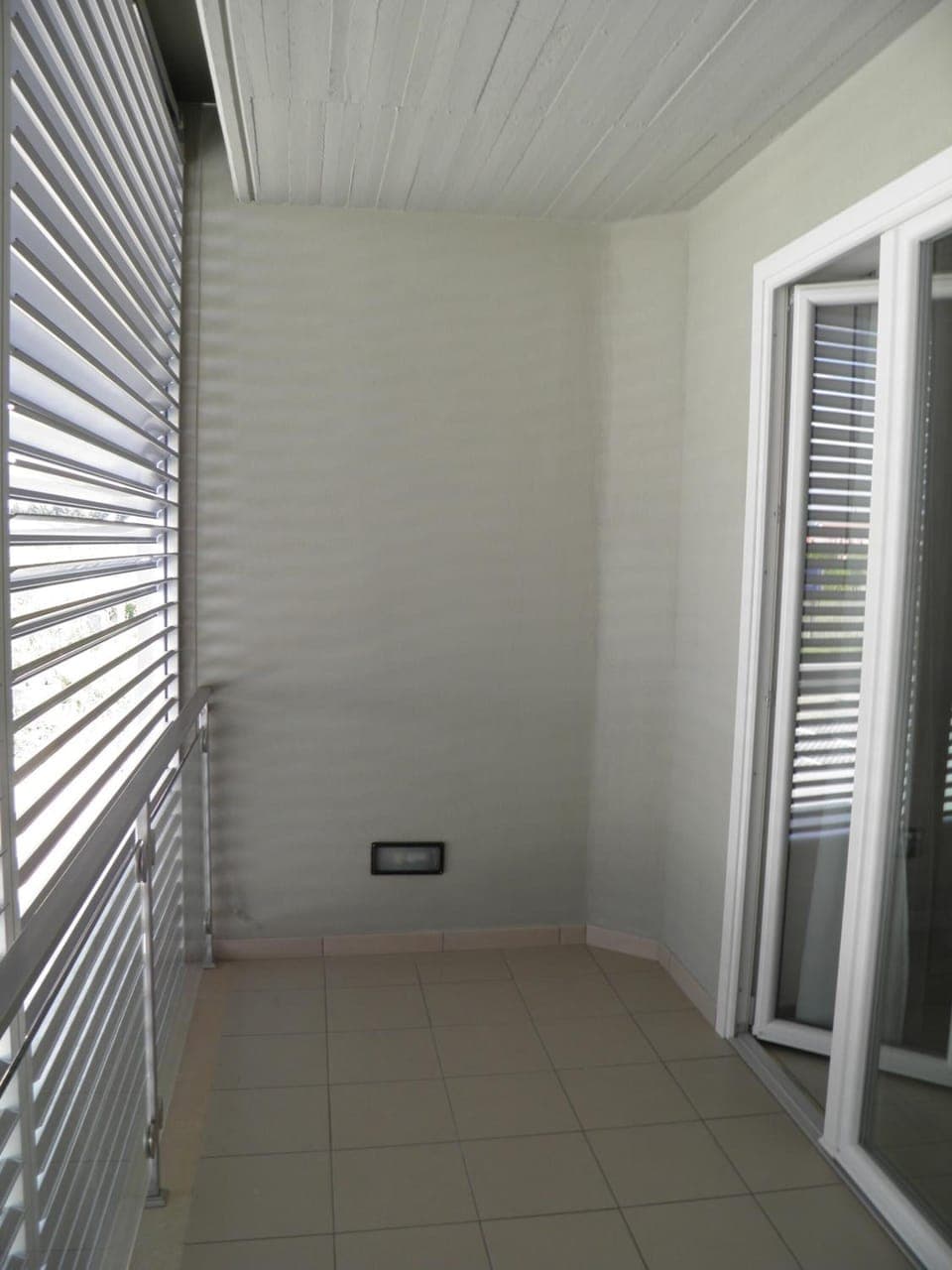 Shower, free toiletries, hair dryer, bidet