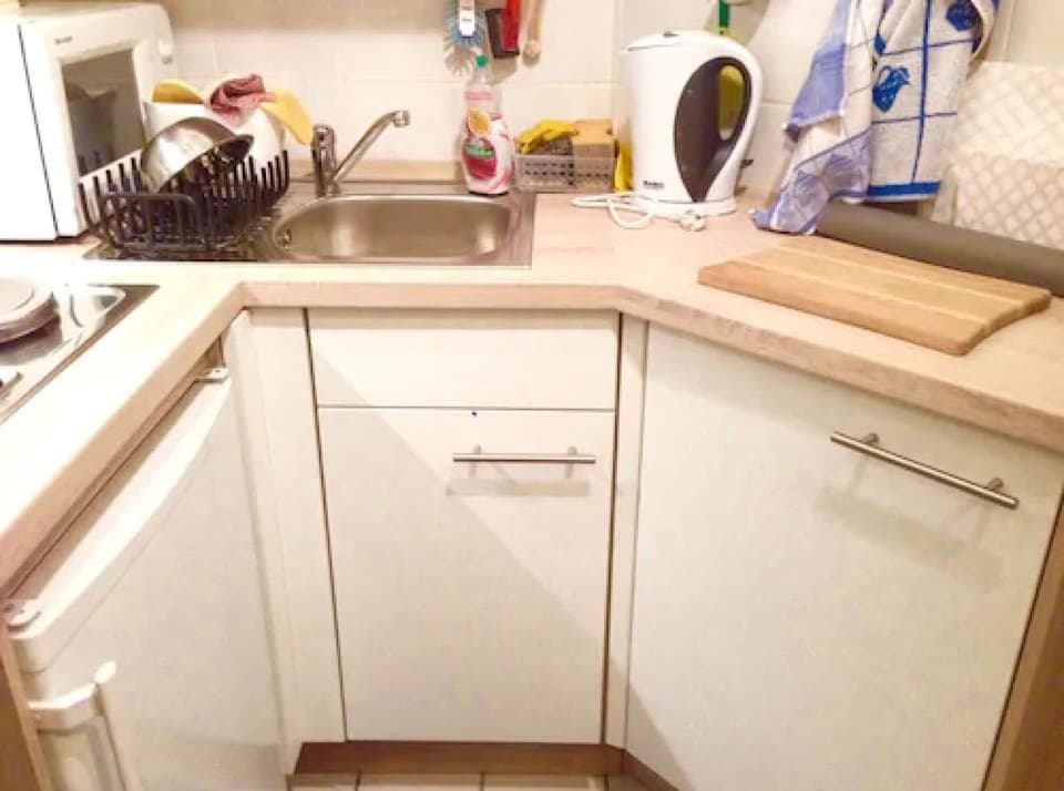 Basic Studio | Private kitchen | Full-size fridge, oven, stovetop, electric kettle