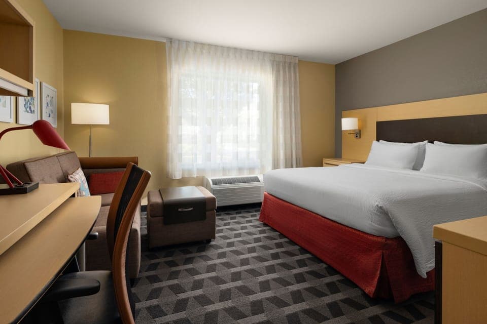 Studio Suite, 1 King Bed with Sofa bed | Desk, blackout drapes, iron/ironing board, free WiFi