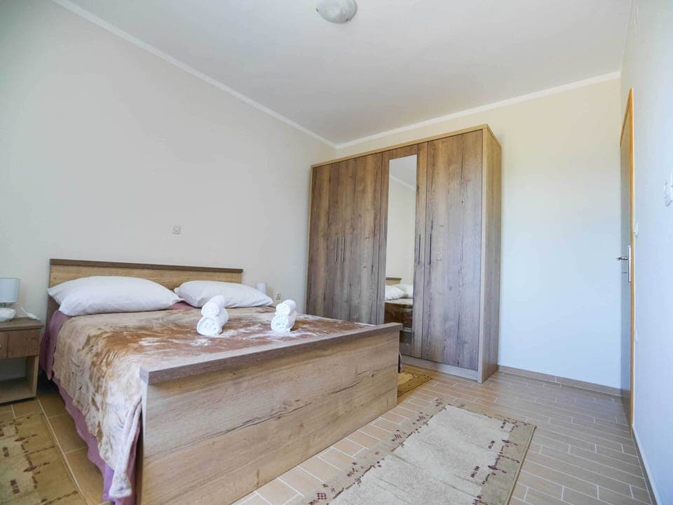 House | 3 bedrooms, individually furnished, bed sheets