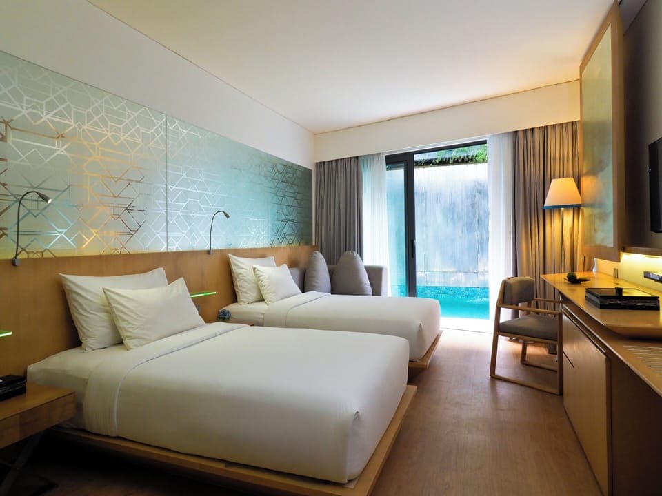 Deluxe Twin Room with Pool Access | Premium bedding, pillowtop beds, in-room safe, desk