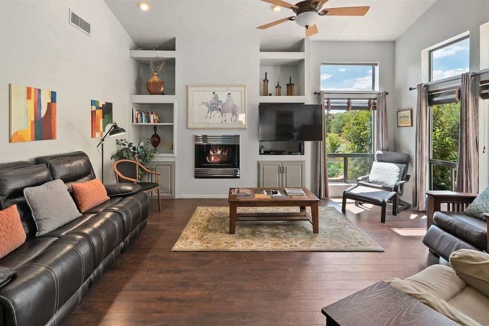 Beautiful pet-friendly rental at the base of Castle Rock