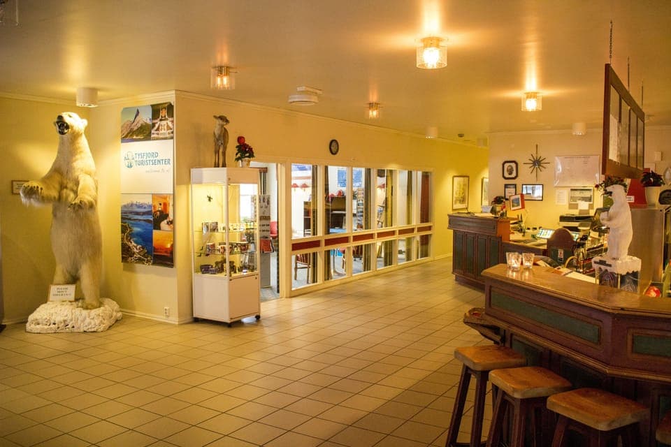 2 bars/lounges