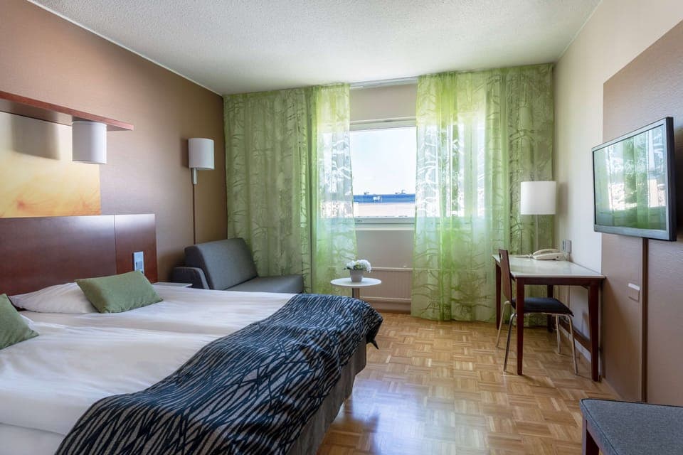 Standard King | Minibar, desk, blackout drapes, free WiFi