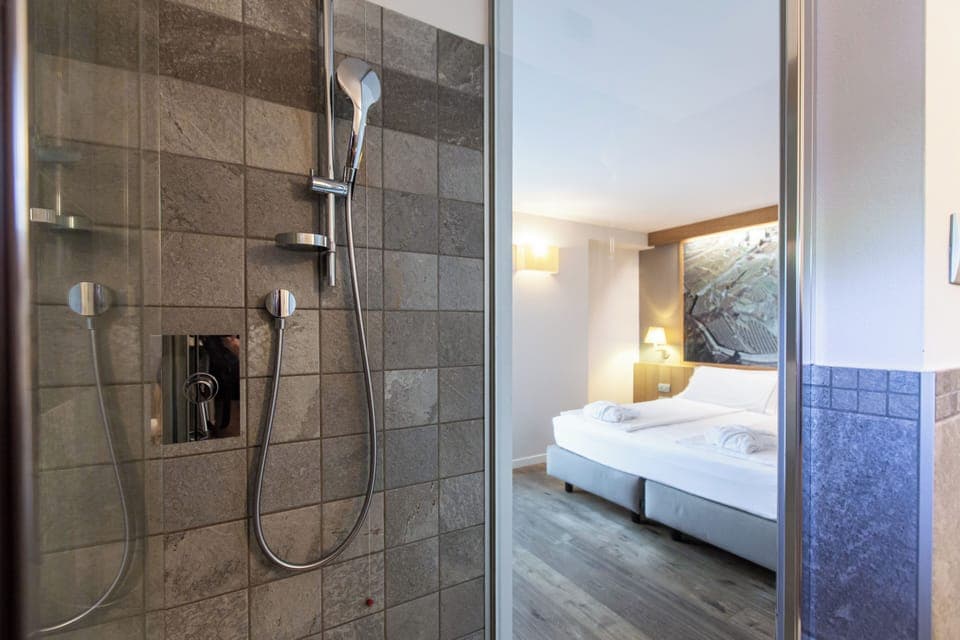 Superior Room | Bathroom | Free toiletries, hair dryer, bathrobes, slippers
