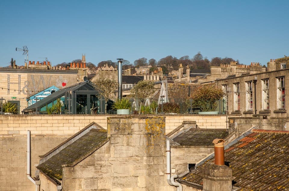 View from rear window. Rood top bar.
