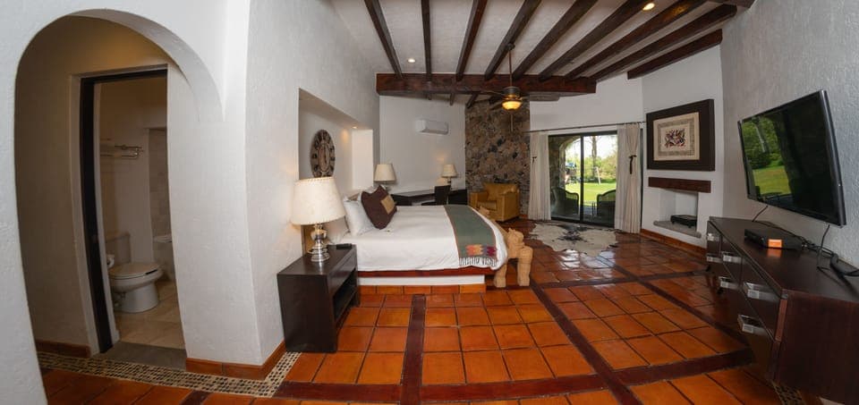 In-room safe, desk, iron/ironing board, free WiFi