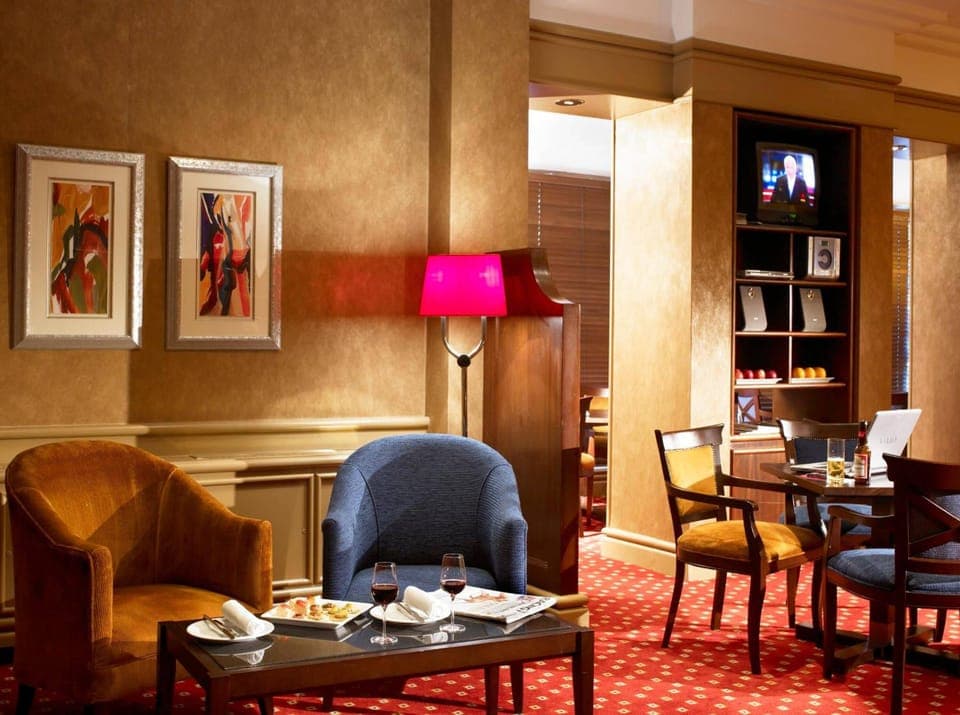 Breakfast, dinner served; international cuisine, garden views 