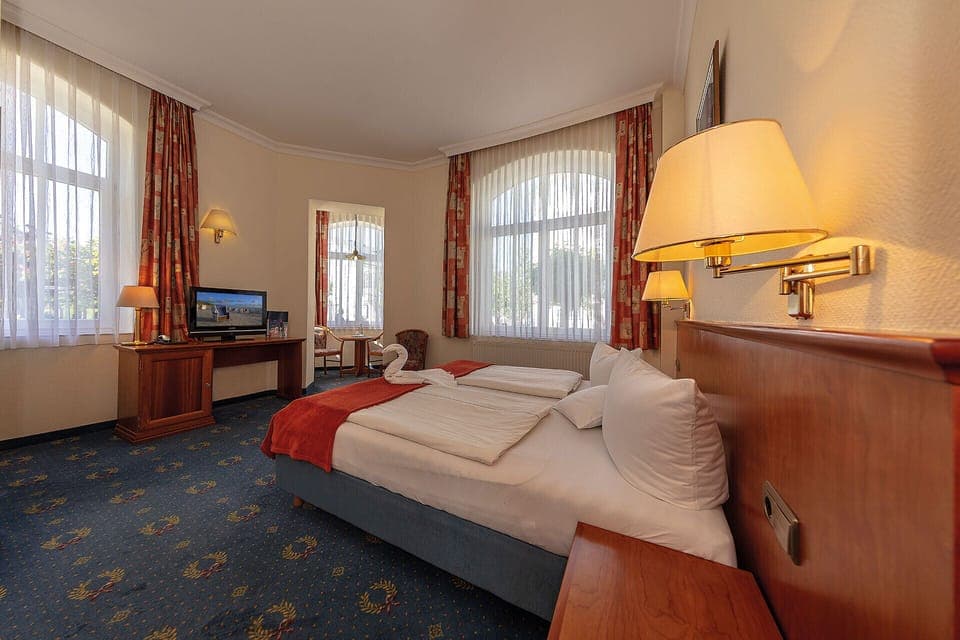 Comfort Double Room | Pillowtop beds, in-room safe, individually furnished, desk
