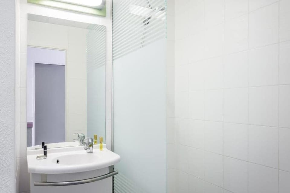 Standard Double Room, 1 Double Bed | Bathroom | Shower, eco-friendly toiletries, towels