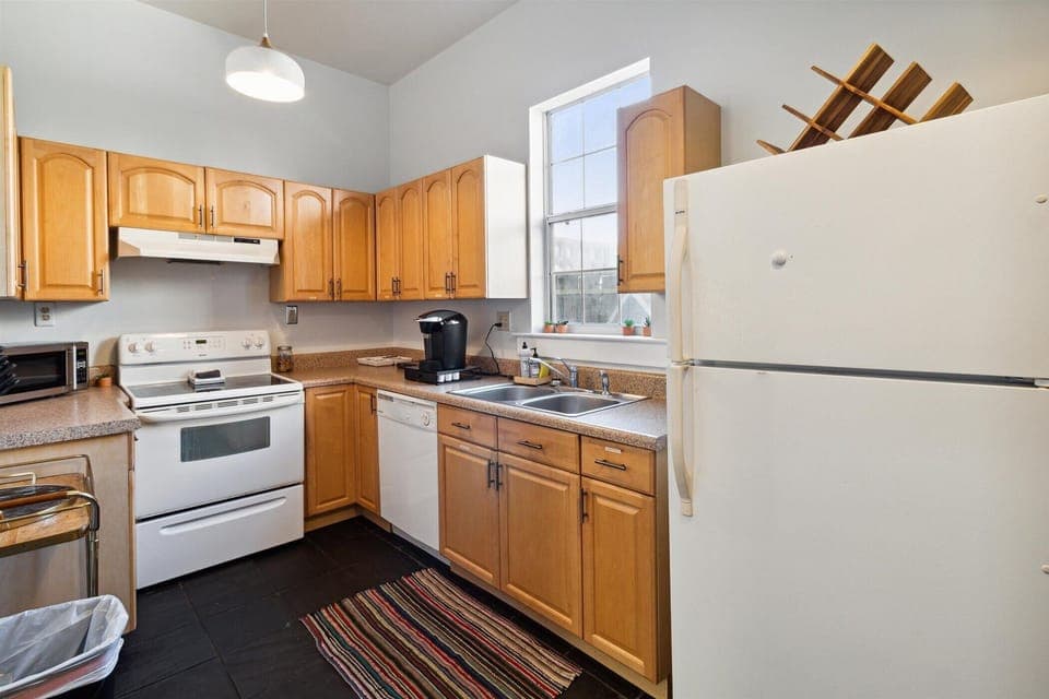 The full kitchen has the basic essentials to prepare a light meal.