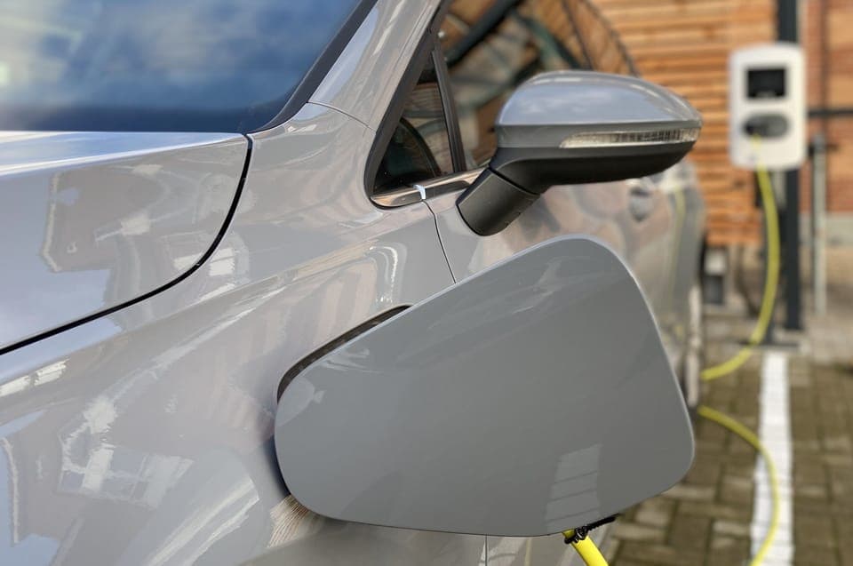 Electric vehicle charging station