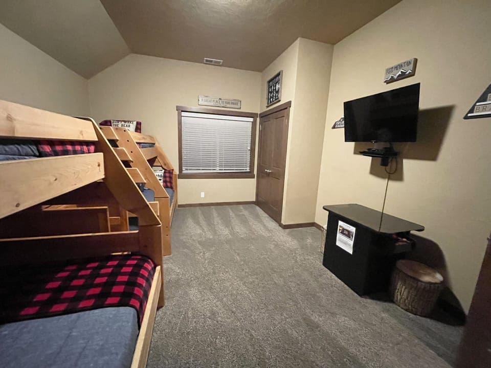 Cable TV, DVD Player, and Vintage video arcade. 1 or 2 player. 60 games.