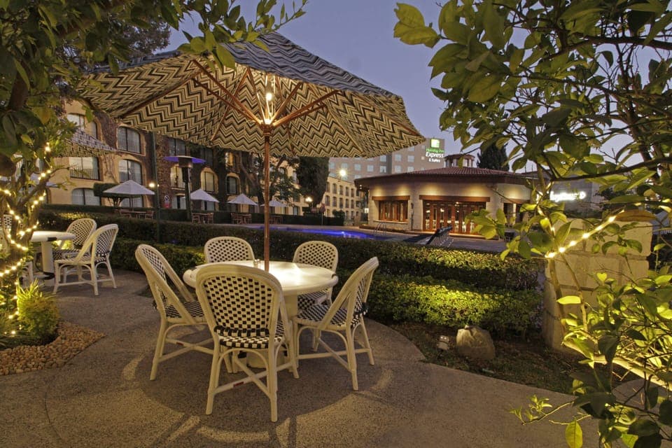 2 restaurants, breakfast, lunch, dinner served; international cuisine