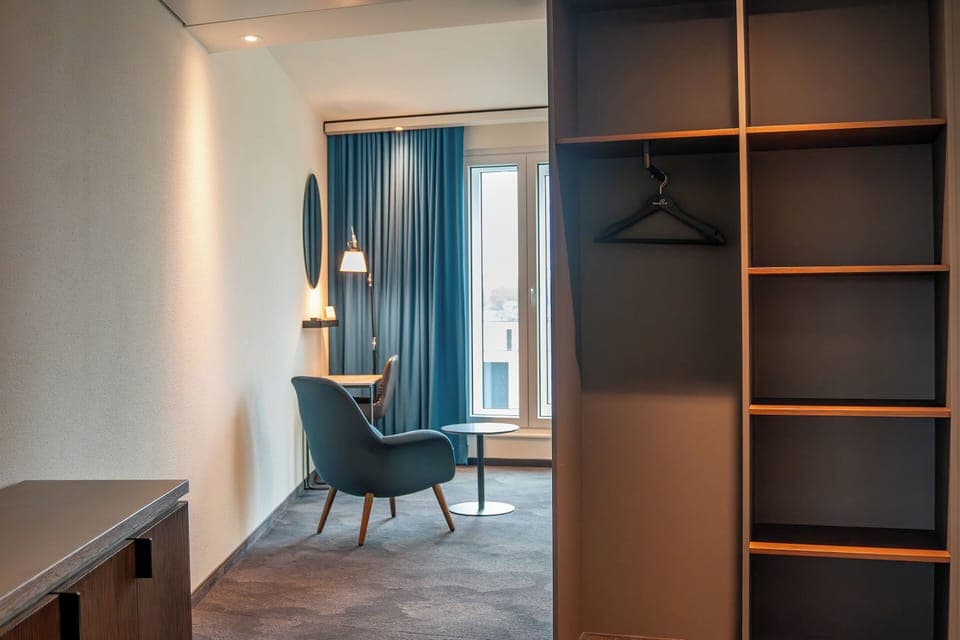 Desk, soundproofing, free WiFi, bed sheets