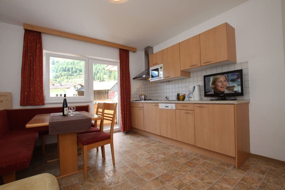 Family Apartment (Keilschrofen) | Private kitchen | Full-size fridge, microwave, blender, eco-friendly cleaning products