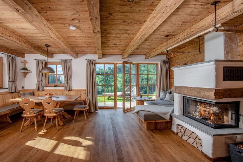 Flat-screen TV, fireplace, heated floors