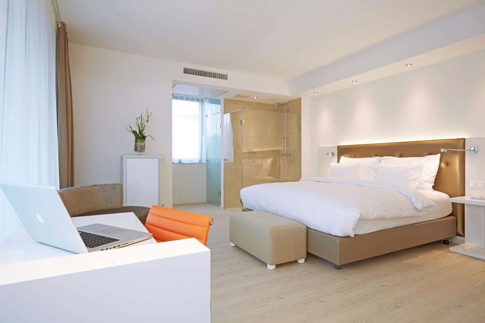 Standard Room, 1 King Bed | Minibar, in-room safe, desk, laptop workspace