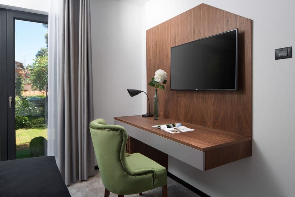 Deluxe Double Room, 1 King Bed | Living area | Flat-screen TV