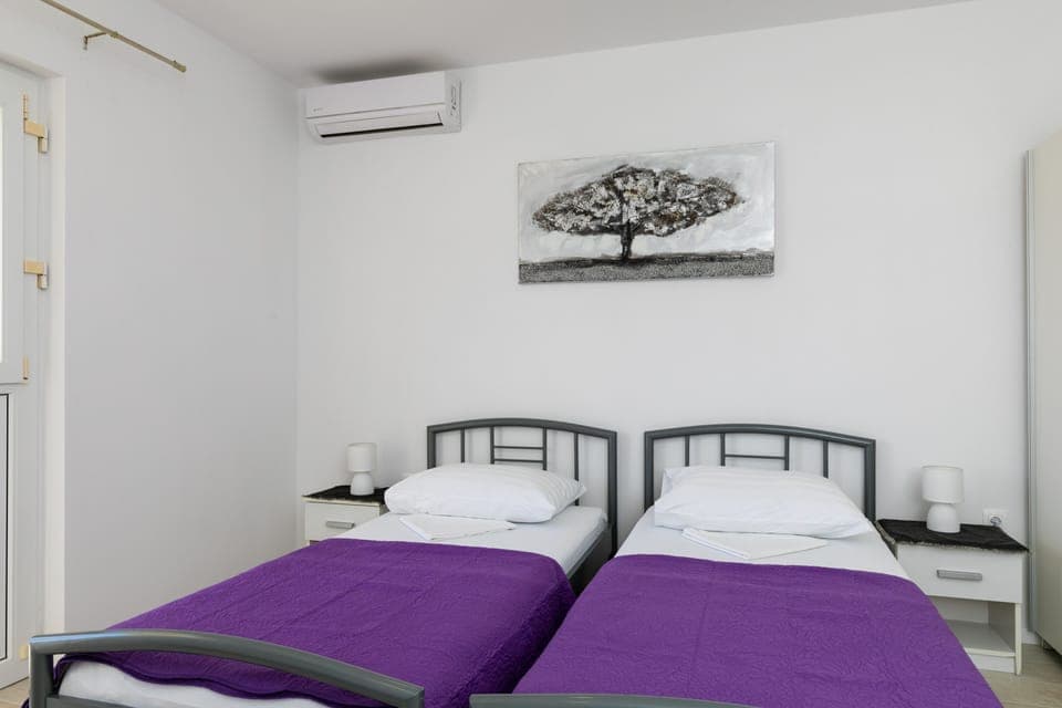 Studio (Studio) | Cribs/infant beds, free wired internet, bed sheets