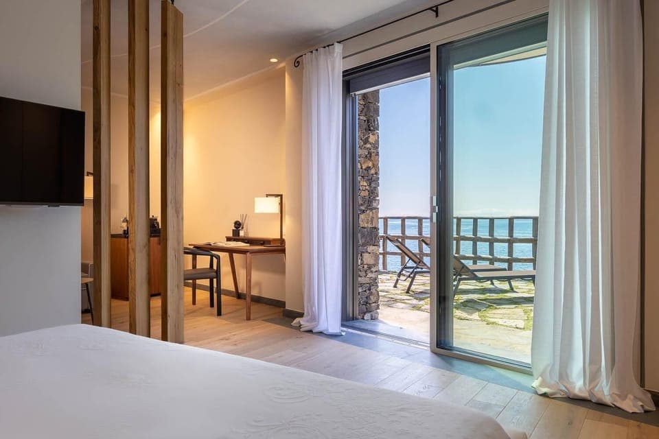 Premium bedding, down comforters, minibar, in-room safe