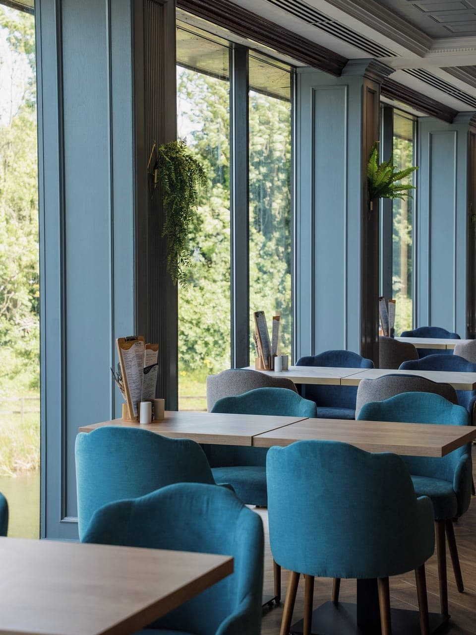 Breakfast, lunch, dinner served; international cuisine 